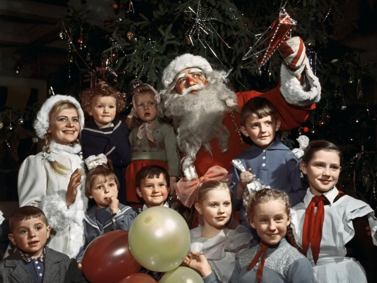 Дед Мороз и Снегурочка с детьми на новогодней елке в одном из московских клубов. 1960 год. Источник: © РИА Новости / Давид Шоломович