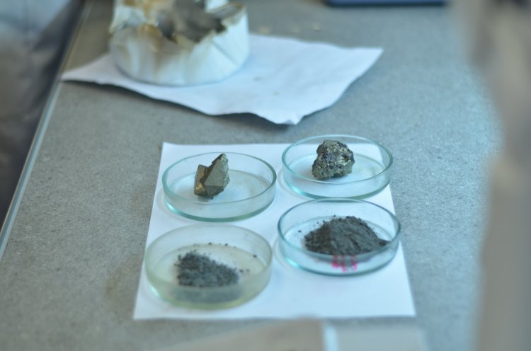Образцы руды, которую перерабатывают ученые УрФУ