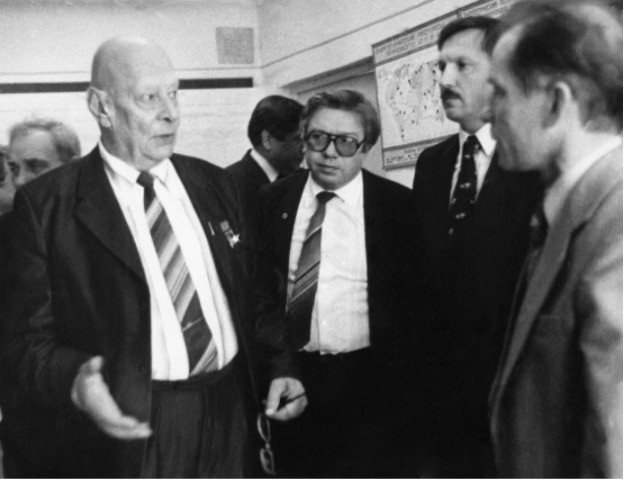 Академик Анатолий Петрович Александров (крайний слева) с 1975 г. по 1986 г. был президентом Академии наук СССР