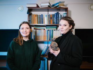 К.ф.-м.н. Дарья Гладских и корреспондент портала «Научная Россия» Янина Хужина. Фото: Ольга Мерзлякова / «Научная Россия»