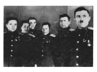 Слушатели академии Герои Советского Союза (слева направо): капитан  М.В.Новиков, гв. лейтенант И.А.Горшков, капитаны А.И.Рыжков, Г.Е. Низматдулин, К.Т.Першин, майор Г.К.Мадоян. 1943 г.