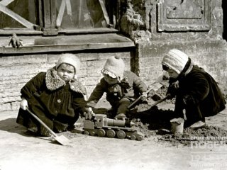Дети играют на одной из улиц г. Ленинграда 
Автор фотографии: не установлен
Место съемки: Ленинград
Дата съемки: 1942 г.
Архив: Российский государственный архив кинофотодокументов
Архивный номер: арх. № 0-54584