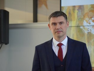 Выставка детских рисунков о войне и Победе открылась во Дворце пионеров. Фото: Никита Ланской / Научная Россия