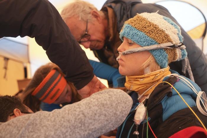 Участника клинических испытаний готовят к погребению в снегу. Фото: Eurac Research / Marina Baldo