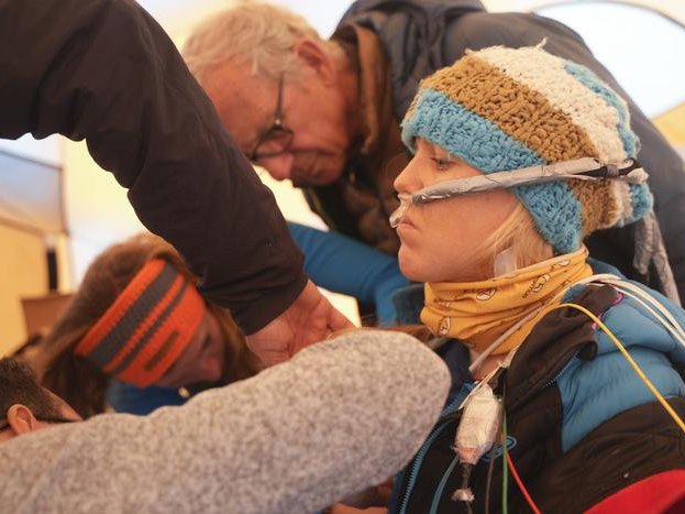 Участника клинических испытаний готовят к погребению в снегу. Фото: Eurac Research / Marina Baldo