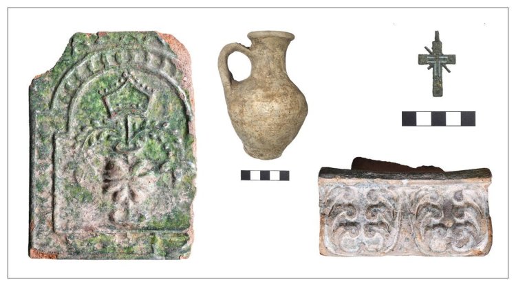 Слева направо: изразец муравленый лицевой, кувшинчик керамический, изразец муравленый профилированный, крест с эмалями. Источник фото: Институт археологии РАН