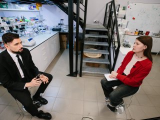 Запись интервью с биологом Евгением Максимовым. Фото: Ольга Мерзлякова / «Научная Россия»