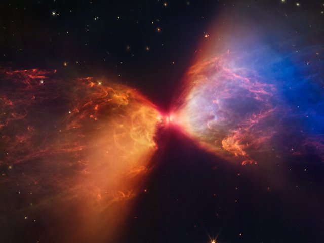 Фотография протозвезды в темном облаке L1527, которую сделал телескоп Джеймса Уэбба. Протозвезда находится внутри облака вещества, питающего ее рост. Фото: NASA, ESA, CSA, STScI / Joseph DePasquale (STScI), Alyssa Pagan (STScI), Anton Koekemoer (STScI)