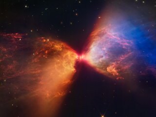 Фотография протозвезды в темном облаке L1527, которую сделал телескоп Джеймса Уэбба. Протозвезда находится внутри облака вещества, питающего ее рост. Фото: NASA, ESA, CSA, STScI / Joseph DePasquale (STScI), Alyssa Pagan (STScI), Anton Koekemoer (STScI)