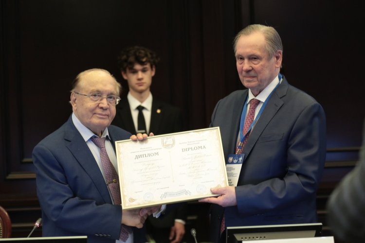 Ректор МГУ, президент Московского общества испытателей природы академик Виктор Антонович Садовничий вручает академику Александру Григорьевичу Чучалину диплом Почетного члена МОИП. Фото: Ольга Мерзлякова / «Научная Россия»