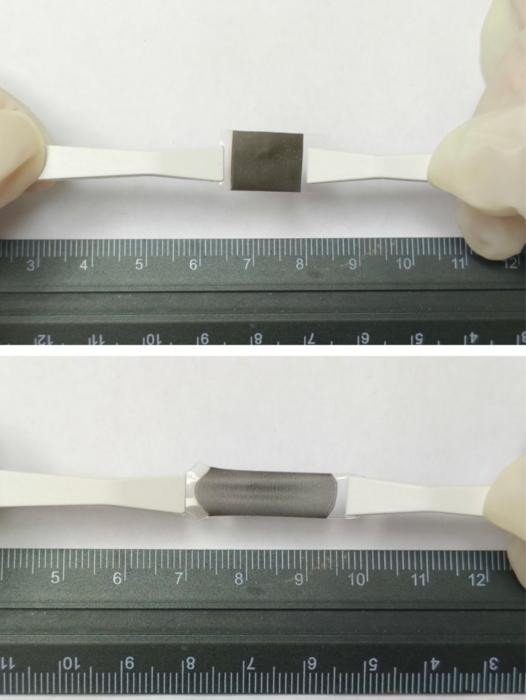 Эта повязка, похожая на пластырь, когда-нибудь может стать частью эффективного и неинвазивного метода лечения меланомы. Фото: аdapted from ACS Nano 2026, DOI: 10.1021/acsnano.5c21102