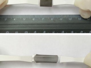 Эта повязка, похожая на пластырь, когда-нибудь может стать частью эффективного и неинвазивного метода лечения меланомы. Фото: аdapted from ACS Nano 2026, DOI: 10.1021/acsnano.5c21102