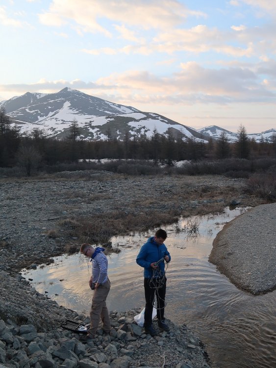 Измерение оптической мутности воды в реке Бускэсчен, долина которой не затронута золотодобычей. Автор фото: Вероника Цыпленкова