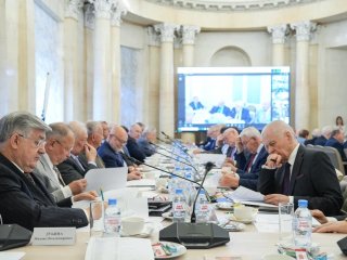 Президиум РАН заслушал доклады лауреатов Государственных премий в области науки и технологий 2025 г. Источник фото: Российская академия наук