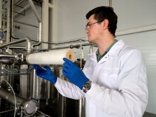 Установка спиральных мембранных элементов в пилотную установку фильтрации. Фото: Олег Вечер / предоставлено пресс-службой СКФУ 