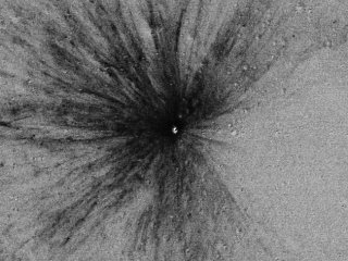 Две сотни новых кратеров появилось на Луне всего за семь лет