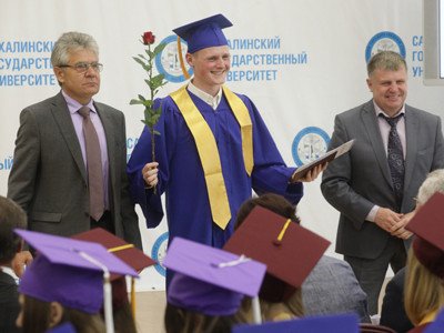 Александр Сергеев вручил дипломы выпускникам СахГУ