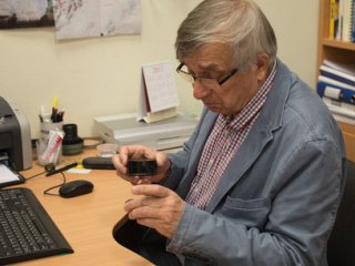 Виктор Гроховский занимался исследованием метеорита, упавшего на территории Челябинской области. Фото: Илья Сафаров.
