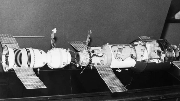 Макет стыковки космического корабля «Союз-11» и научной станции «Салют-1» 