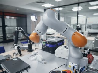 Промышленный робот-манипулятор KUKA, приспособленный для 3D-печати. Фото: Елена Либрик / «Научная Россия»