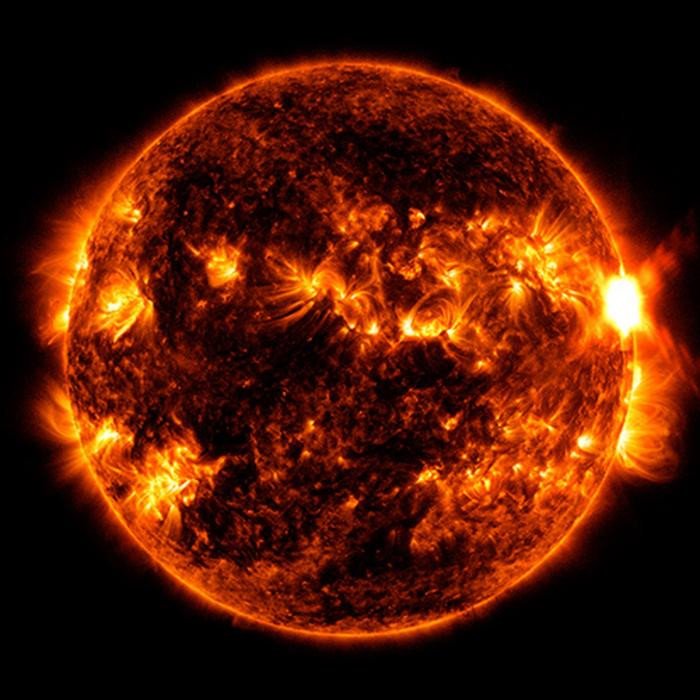 На этом снимке, сделанном 5 августа 2023 года, видна смесь экстремального ультрафиолетового излучения, которое высвечивает интенсивно горячий материал во вспышках и окрашено в красный и оранжевый цвета