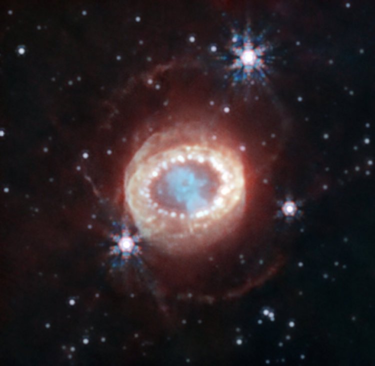 Космический телескоп Джеймса Уэбба NASA/ESA/CSA приступил к изучению одной из самых известных сверхновых - SN 1987A (Сверхновая 1987A). Расположенная на расстоянии 168 000 световых лет от нас в Большом Магеллановом облаке