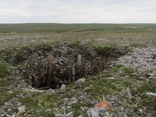 Вход в заброшенную шахту на острове Вайгач. Автор фото Д.С. Мосеев