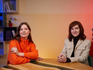 Корреспондент портала «Научная Россия» Янина Хужина и профессор Сколтеха Екатерина Храмеева. Фото: Елена Либрик / «Научная Россия»