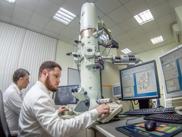 Структуру новых материалов определяют с помощью электронного микроскопа. Источник фото: пресс-служба ННГУ