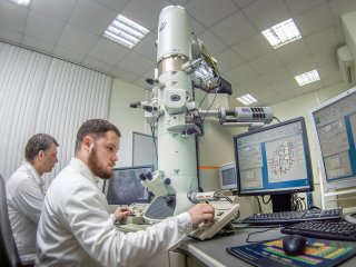 Структуру новых материалов определяют с помощью электронного микроскопа. Источник фото: пресс-служба ННГУ