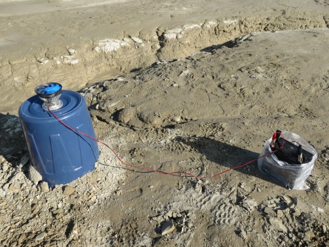 Устройство для сбора и конденсации проб газа, выделяющегося с поверхности хвостохранилища. Данный прибор, разработанный в ИНГГ СО РАН, сейчас проходит процесс патентования в Роспатенте. Источник фото: А.Ю. Девятова