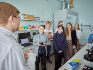 ИИ в химии, новые материалы и «переключаемые» молекулы. Студенческий тур в ИОНХ РАН. Фото: Елена Либрик / «Научная Россия»