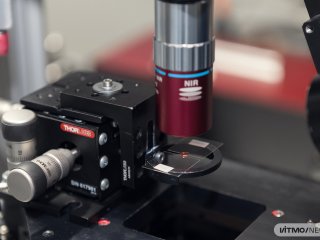 Оптическая установка для генерации третей гармоники и ее детектирования. Источник фото: Дмитрий Григорьев / ITMO NEWS 