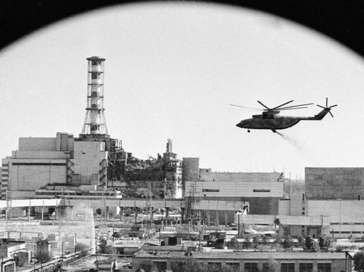 Вертолеты ведут дезактивацию зданий Чернобыльской атомной электростанции после аварии. Фото: Игорь Костин / «РИА Новости»