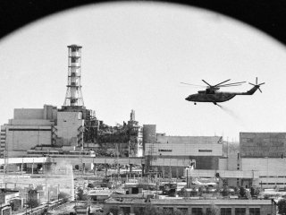 Вертолеты ведут дезактивацию зданий Чернобыльской атомной электростанции после аварии. Фото: Игорь Костин / «РИА Новости»