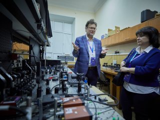 На фотонах и нейтральных атомах: журналистам показали квантовые вычислители МГУ. Фото: Елена Либрик / «Научная Россия»