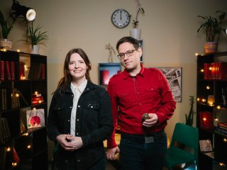 Корреспондент портала «Научная Россия» Янина Хужина и физик Павел Субочев. Фото: Ольга Мерзлякова / «Научная Россия»