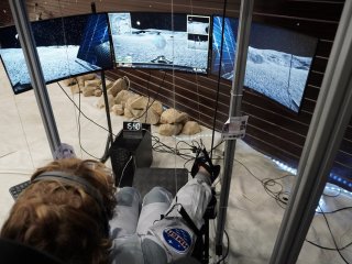 Симуляция управления ровером на лунной поверхности в рамках изоляционного эксперимента SIRIUS-23 (слабая лунная гравитация имитируется с помощью специальных подвесов для рук). Фото из архива ИМБП РАН