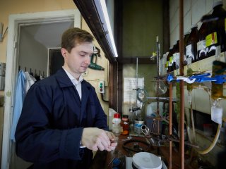 Загрузка автоклава для проведения каталитических реакций. Фото: Елена Либрик / «Научная Россия»