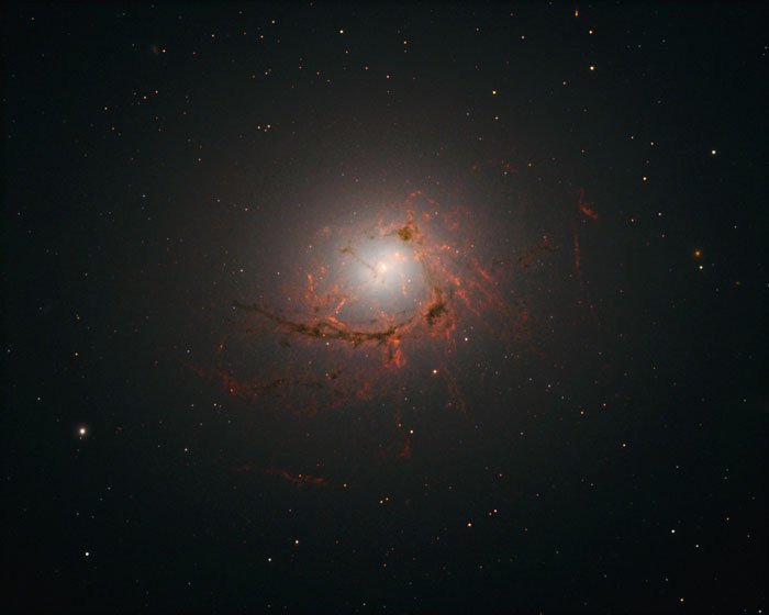 Супермассивная черная дыра красиво съедает галактику в кластере Центавра