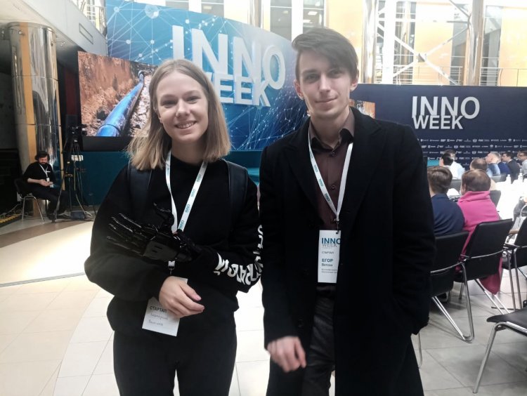 Ведущий разработчик бионического протеза Егор Веткин с пользовательницей демонстрационного образца // © Фото: Егор Веткин/МГУ