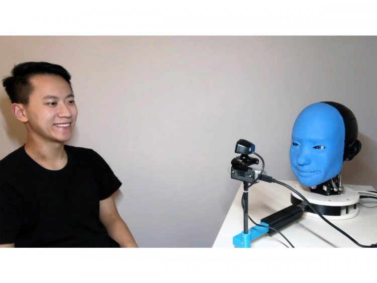 Инженеры научили робота улыбаться человеку в ответ