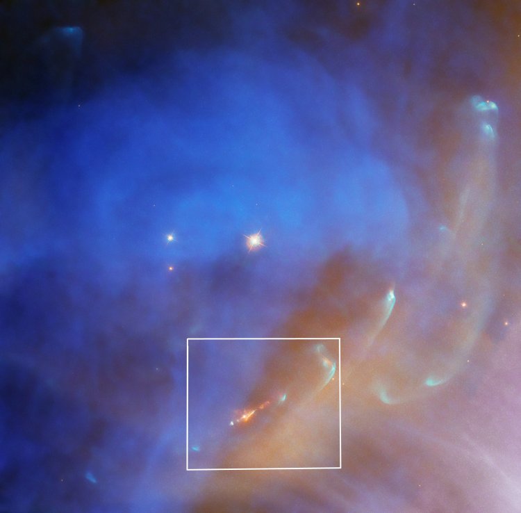 «Хаббл» увидел стремительную струю от молодой звезды в туманности Бегущий человек