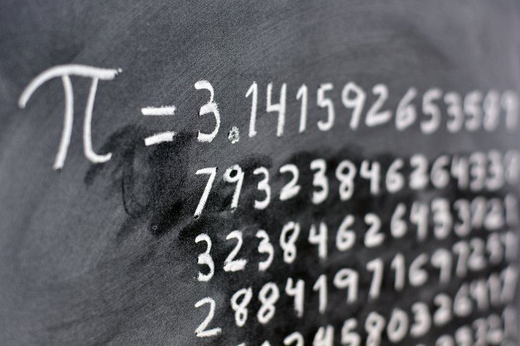 Одна из самых известных констант в науке ― математическая постоянная пи. Число пи равняется отношению длины окружности к ее диаметру. Источник фото: 123RF