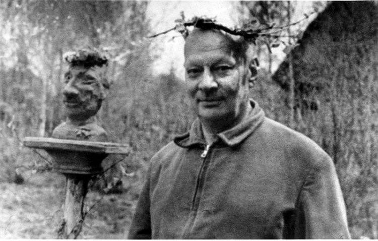 А.П. Александров с собственным скульптурным портретом. 1960-е гг. 