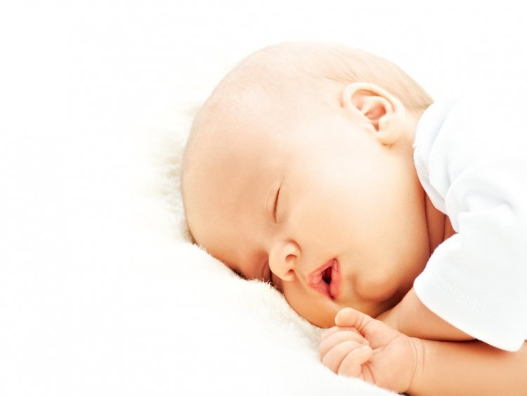 Зачем младенцы дергаются во сне