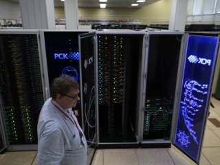 В ОИЯИ продемонстрировали обновленный суперкомпьютер «Говорун». Фото: Ольга Мерзлякова / Научная Россия