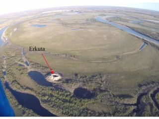 Вид с вертолета на кратер Еркута и прилегающую территорию летом 2017 года. Фото предоставлено правительством Ямало-Ненецкого автономного округа (ЯНАО)