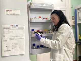 Валентина Евсюкова выбирает реагенты в холодильнике. Фото Дианы Хомяковой