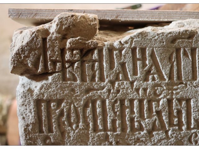 Найденный при расчистке фрагмент надписи на надгробном камне. Источник фото: Институт археологии РАН